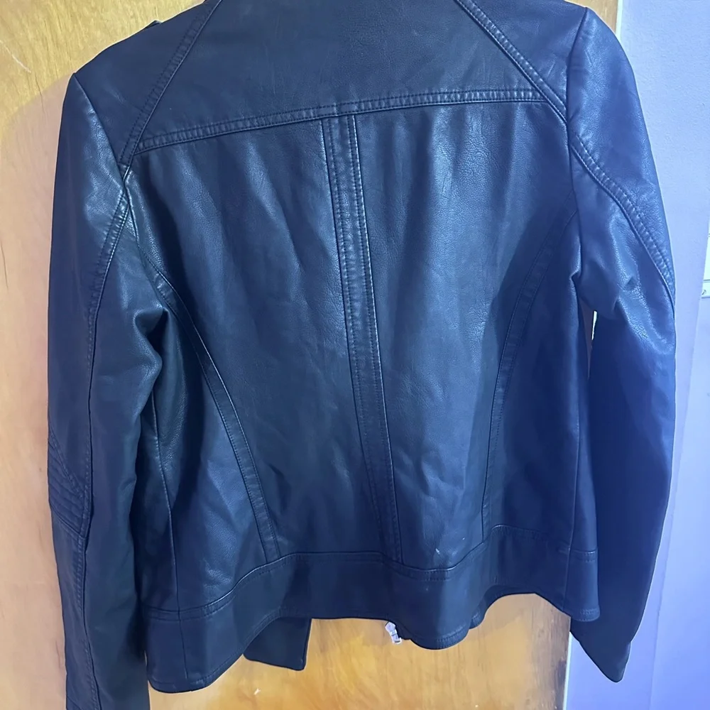 GUESS Women's Sleek Black Leather Jacket - Picture 2 of 3